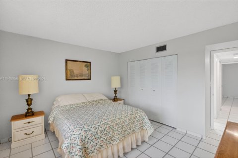 Condo in Miami, Florida, 3 bedrooms  № 2004956 - photo 16