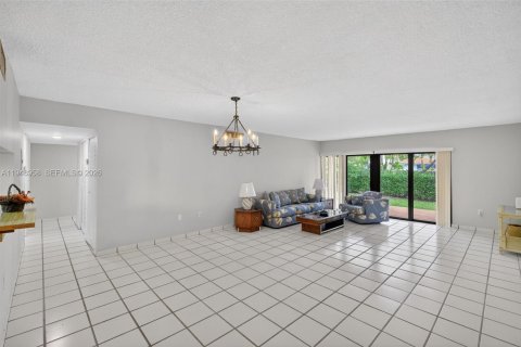 Condo in Miami, Florida, 3 bedrooms  № 2004956 - photo 26