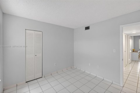 Condo in Miami, Florida, 3 bedrooms  № 2004956 - photo 13
