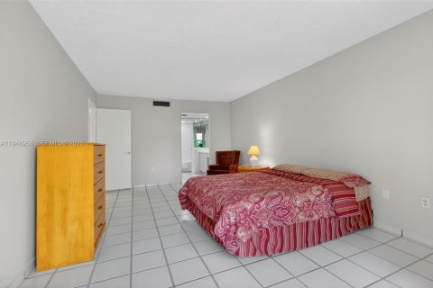 Condo in Miami, Florida, 3 bedrooms  № 2004956 - photo 23