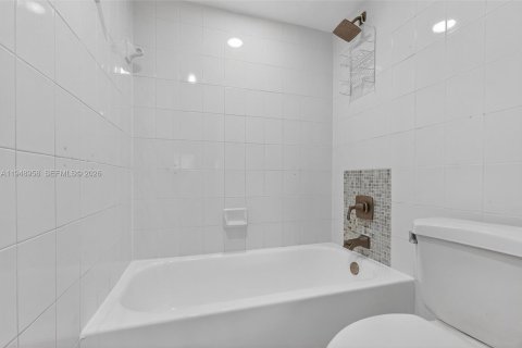 Condo in Miami, Florida, 3 bedrooms  № 2004956 - photo 20