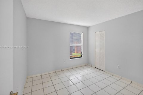 Condo in Miami, Florida, 3 bedrooms  № 2004956 - photo 12