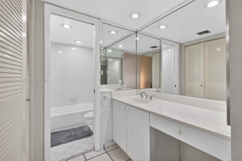 Condo in Miami, Florida, 3 bedrooms  № 2004956 - photo 19