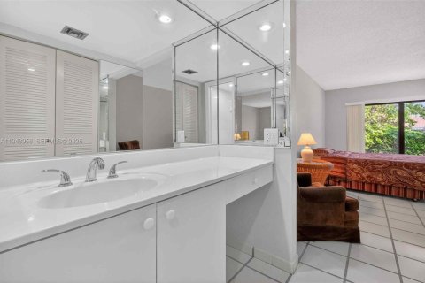 Condo in Miami, Florida, 3 bedrooms  № 2004956 - photo 18