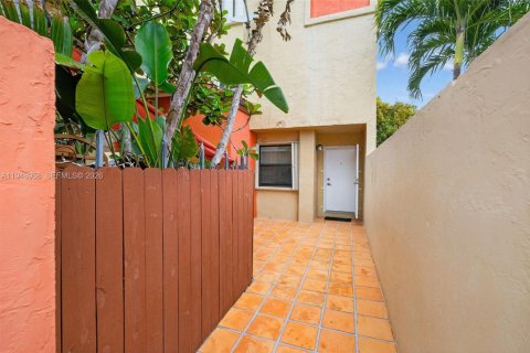 Condo in Miami, Florida, 3 bedrooms  № 2004956 - photo 2