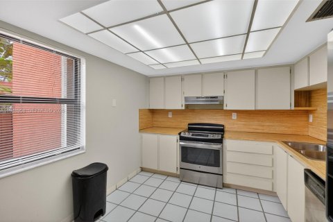 Condo in Miami, Florida, 3 bedrooms  № 2004956 - photo 9