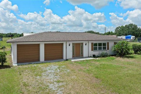 House in Fish Hawk, Florida 3 bedrooms, 144.83 sq.m. № 1744170 - photo 1