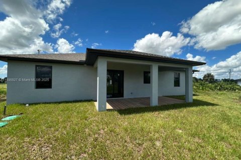 House in Lehigh Acres, Florida 3 bedrooms № 1944781 - photo 10