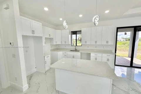 House in Lehigh Acres, Florida 3 bedrooms № 1944781 - photo 3