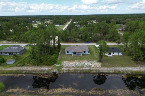 House in Lehigh Acres, Florida 3 bedrooms № 1944781 - photo 11