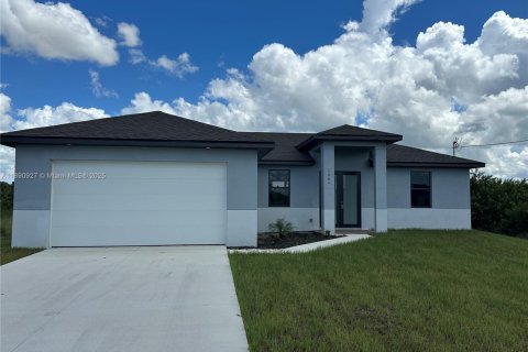 House in Lehigh Acres, Florida 3 bedrooms № 1944781 - photo 1
