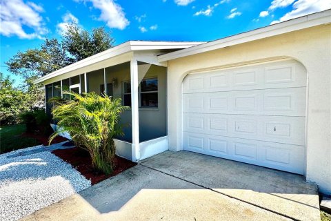 Villa ou maison à vendre à Sarasota, Floride: 3 chambres, 111.58 m2 № 2416923 - photo 3