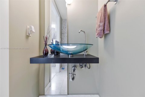 Condo in Miami, Florida, 2 bedrooms  № 1972295 - photo 3