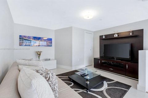 Condo in Miami, Florida, 2 bedrooms  № 1972295 - photo 18