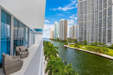Condo in Miami, Florida, 2 bedrooms  № 1972295 - photo 1