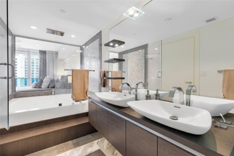 Condo in Miami, Florida, 2 bedrooms  № 1972295 - photo 24