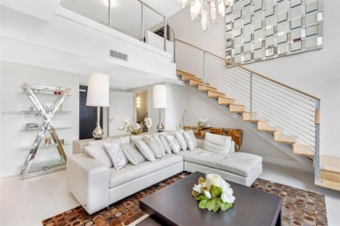 Condo in Miami, Florida, 2 bedrooms  № 1972295 - photo 11