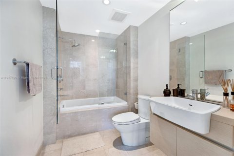 Condo in Miami, Florida, 2 bedrooms  № 1972295 - photo 16