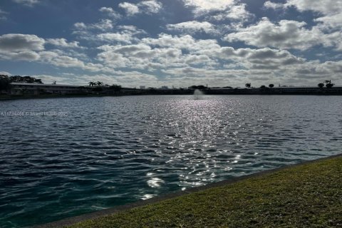 Купить кондоминиум в Халландейл-Бич, Флорида 1 спальня, 58.06м2, № 1939592 - фото 2