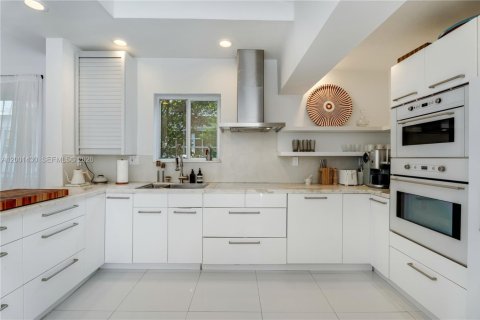 Casa en venta en North Bay Village, Florida, 4 dormitorios, 160.91 m2 № 2247845 - foto 9