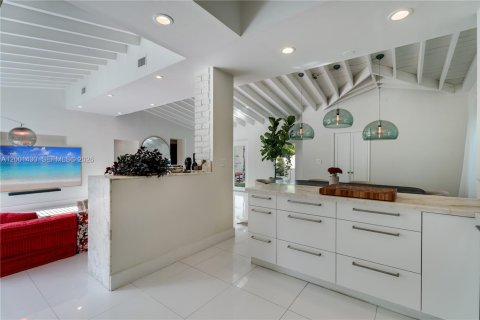 Casa en venta en North Bay Village, Florida, 4 dormitorios, 160.91 m2 № 2247845 - foto 16