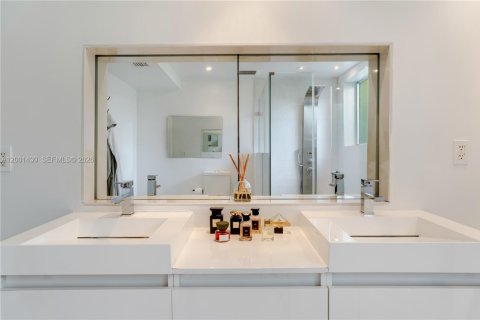 Casa en venta en North Bay Village, Florida, 4 dormitorios, 160.91 m2 № 2247845 - foto 27