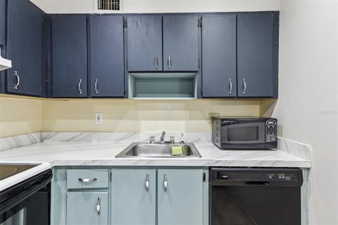 Condo in Temple Terrace, Florida, 2 bedrooms  № 1734772 - photo 15