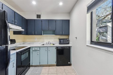 Condo in Temple Terrace, Florida, 2 bedrooms  № 1734772 - photo 14