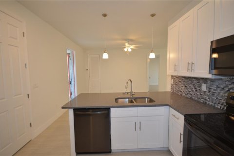 Commercial property in Port Charlotte, Florida 5 bedrooms, 243.31 sq.m. № 2217940 - photo 7