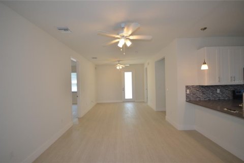 Commercial property in Port Charlotte, Florida 5 bedrooms, 243.31 sq.m. № 2217940 - photo 8