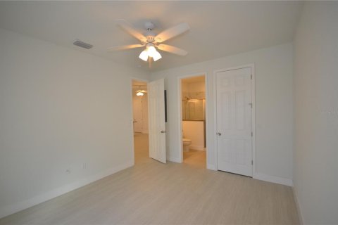 Commercial property in Port Charlotte, Florida 5 bedrooms, 243.31 sq.m. № 2217940 - photo 27