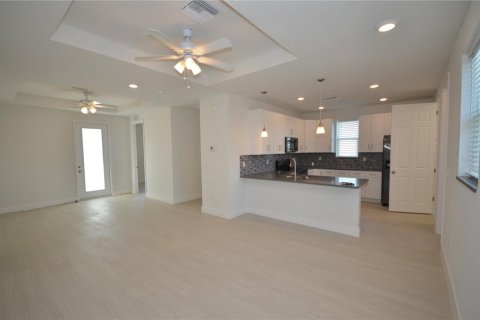 Commercial property in Port Charlotte, Florida 5 bedrooms, 243.31 sq.m. № 2217940 - photo 4