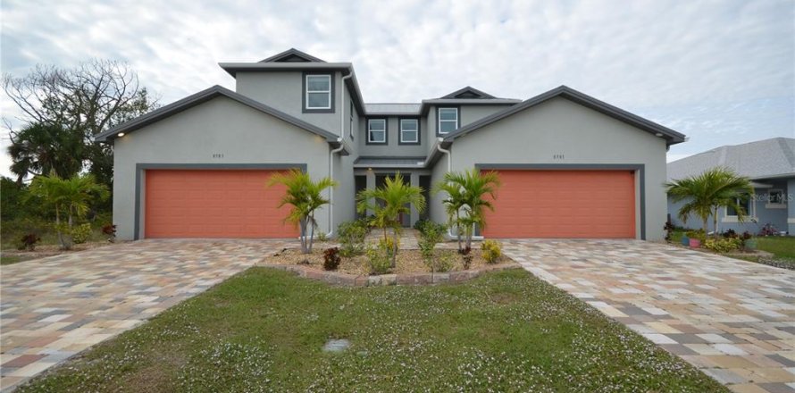 Commercial property in Port Charlotte, Florida 5 bedrooms, 243.31 sq.m. № 2217940