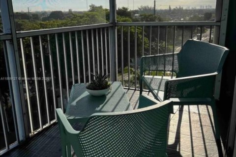 Condo in Miami Gardens, Florida, 2 bedrooms  № 1875273 - photo 1