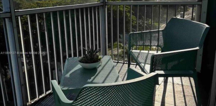 Condo in Miami Gardens, Florida, 2 bedrooms  № 1875273