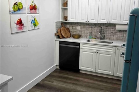 Condo in Miami Gardens, Florida, 2 bedrooms  № 1875273 - photo 7
