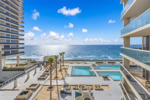 Condo in Hallandale Beach, Florida, 2 bedrooms  № 1839612 - photo 24
