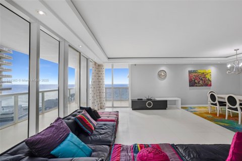 Condo in Hallandale Beach, Florida, 2 bedrooms  № 1839612 - photo 2