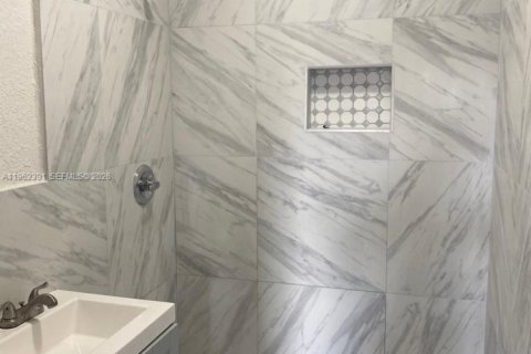 Apartamento en alquiler en Miami, Florida, 2 dormitorios, 78.97 m2 № 2024915 - foto 3