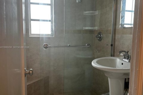 House in Miami, Florida 3 bedrooms, 89.19 sq.m. № 2049290 - photo 15