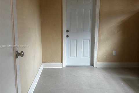 House in Miami, Florida 3 bedrooms, 89.19 sq.m. № 2049290 - photo 13