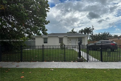 House in Miami, Florida 3 bedrooms, 89.19 sq.m. № 2049290 - photo 4