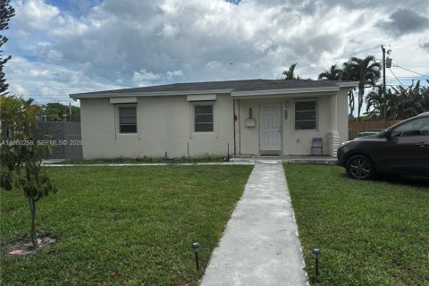 House in Miami, Florida 3 bedrooms, 89.19 sq.m. № 2049290 - photo 2
