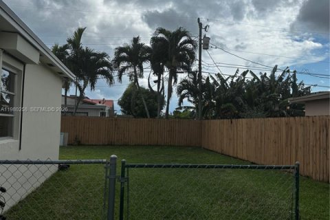 House in Miami, Florida 3 bedrooms, 89.19 sq.m. № 2049290 - photo 3