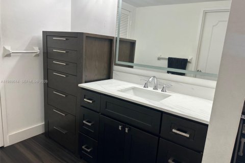 Condo in Bay Harbor Islands, Florida, 2 bedrooms  № 2057781 - photo 25