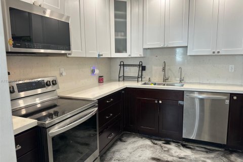 Condo in Bay Harbor Islands, Florida, 2 bedrooms  № 2057781 - photo 11