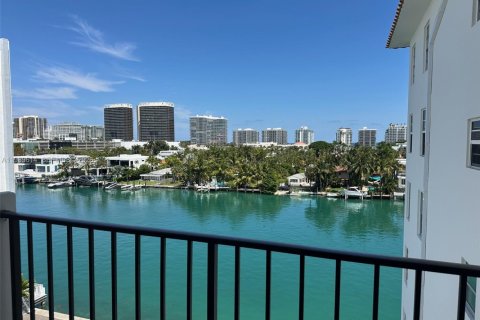 Condo in Bay Harbor Islands, Florida, 2 bedrooms  № 2057781