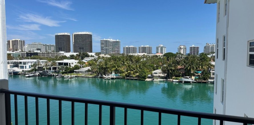 Condo in Bay Harbor Islands, Florida, 2 bedrooms  № 2057781