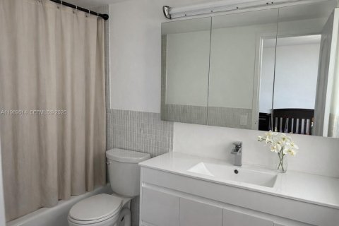 Condo in Bay Harbor Islands, Florida, 2 bedrooms  № 2057781 - photo 21