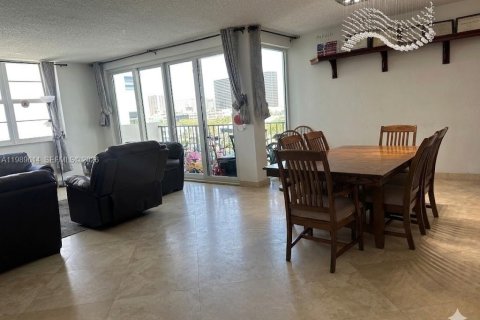 Condo in Bay Harbor Islands, Florida, 2 bedrooms  № 2057781 - photo 9